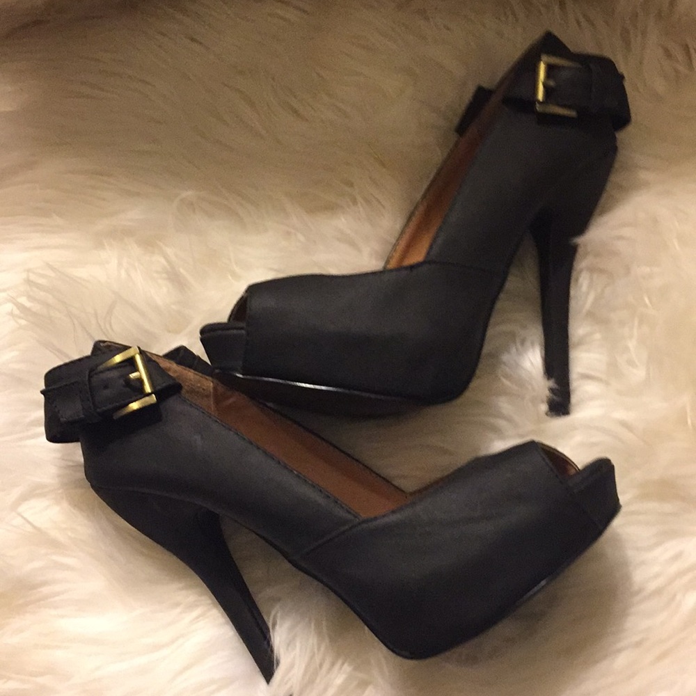 Black leather pumps with gold buckle detail sz 6.5